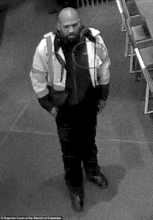 Un hombre quemó, estranguló y golpeó con mancuernas de 25 libras en su exclusivo apartamento de Washington después de que violentos ladrones se aprovecharan de su acto amable.