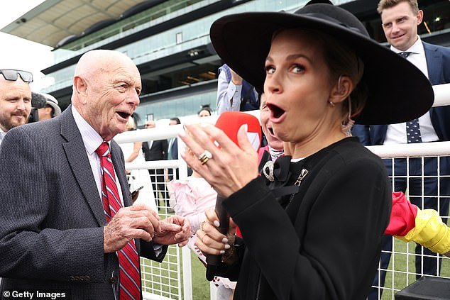 Vea el momento en que uno de los hombres más ricos de Australia horroriza a la estrella del Canal Siete con la explosión de una bomba F en televisión en vivo