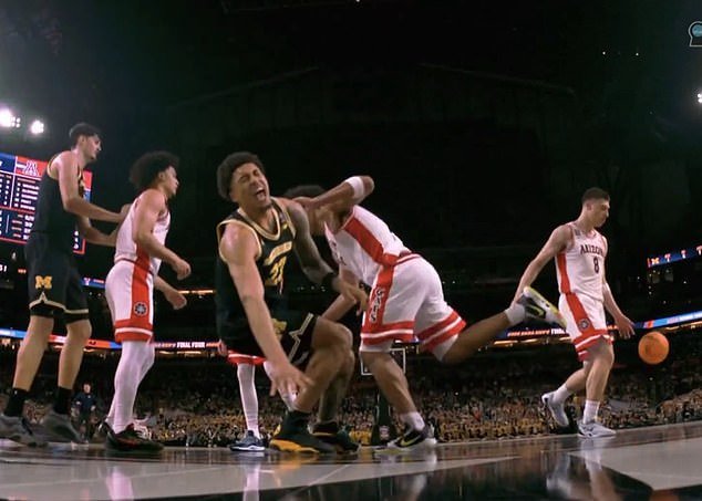 La estrella de Michigan, Yaxel Lendeborg, abandona el choque de la Final Four con Arizona después de una repugnante lesión en el tobillo