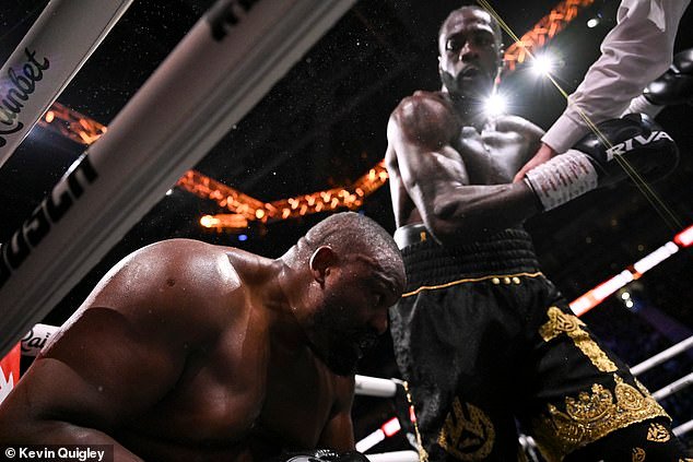 Los fanáticos del boxeo ven un momento notable en el que Deontay Wilder le dice a su rival Derek Chisora ’Lo siento, te amo’ momentos antes de sacarlo del ring.