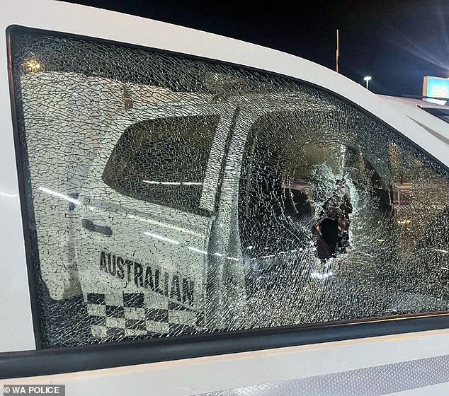 Un extraño alboroto en un aeropuerto australiano involucró a un pasajero que supuestamente rompió la ventana de un coche de policía con una piedra antes de intentar escapar en un autobús.
