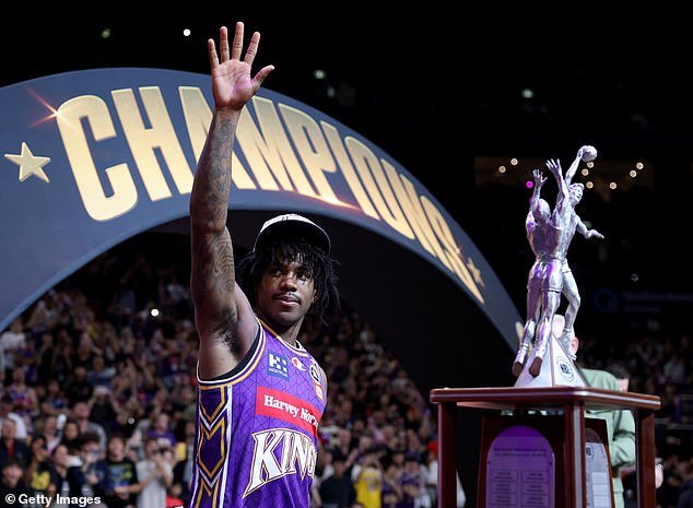 Momento incómodo El trofeo del campeonato de la NBL se rompe cuando lo izan durante las celebraciones de los Sydney Kings tras su sorprendente derrota en tiempo extra ante los Adelaide 36ers.