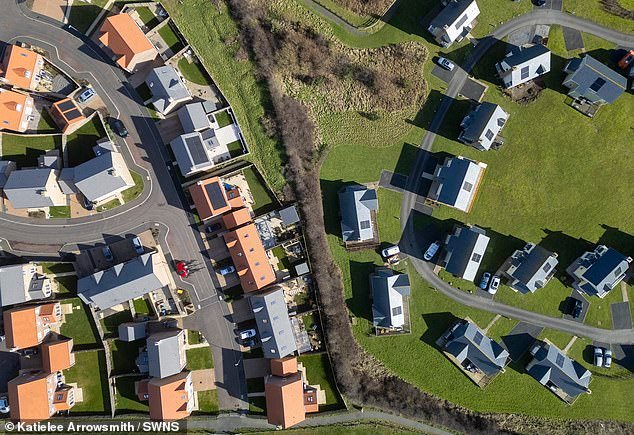 Revelado: el pueblo costero que prohibió las nuevas casas de vacaciones ahora se divide en dos fincas