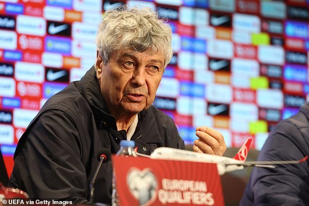 El hijo del ex entrenador de la Liga de Campeones abandona el derbi de su equipo para correr junto a la cama de su padre, al que “sólo le quedan unos días” de vida y está en coma tras un infarto.