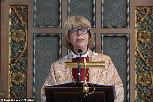 La primera arzobispa de Canterbury pide oración por el “fin de la violencia y la destrucción en Oriente Medio” en el primer sermón del servicio de Pascua en su papel