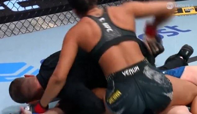 El árbitro se lanza para salvar a la glamorosa luchadora de UFC después de que queda inconsciente con un rodillazo en la cara y golpeada en la cabeza contra el suelo.