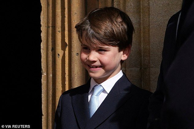 El traje cruzado del Príncipe Louis se roba el show en el servicio de Pascua mientras los fanáticos notan cuánto ha crecido