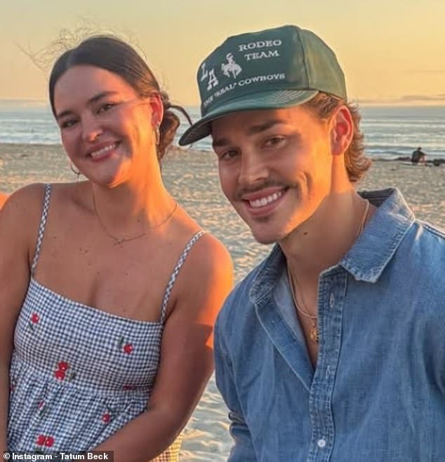 La hermana de la estrella de Baywatch, Noah Beck, acusada de preparar a su estudiante y ser su ‘mamá dulce’ en la pintoresca escuela secundaria de su ciudad natal.