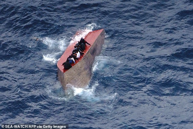 Más de 70 inmigrantes habrían muerto después de que un pequeño barco lleno de gente zozobra frente a la costa de Libia