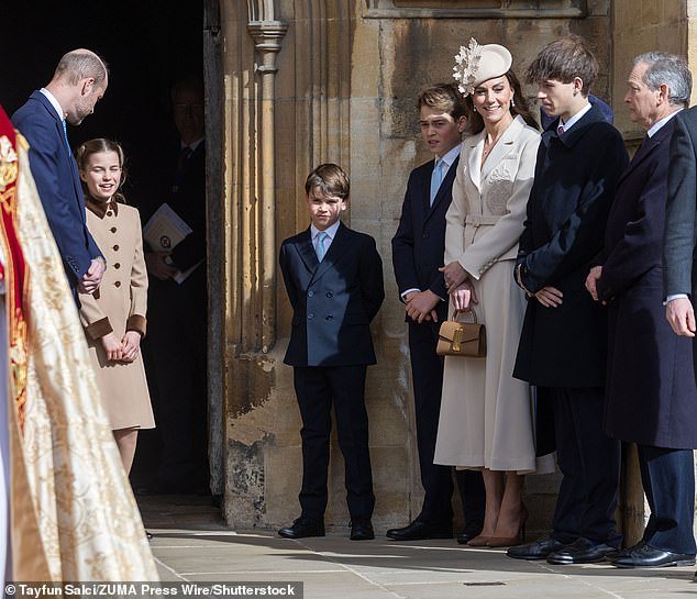 James, el hijo del Príncipe Eduardo y Sophie, Conde de Wessex, de 18 años, desempeña un papel protagónico en el servicio del Domingo de Pascua mientras sonríe junto a Kate y William en una rara salida real.