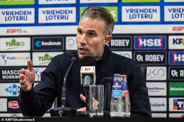 Robin van Persie golpeó con un brutal cántico de tres palabras de los fanáticos furiosos del Feyenoord mientras aumenta la presión sobre la leyenda del Man United después de que Raheem Sterling & Co lucharan por empatar 0-0 contra quienes luchan por el descenso.