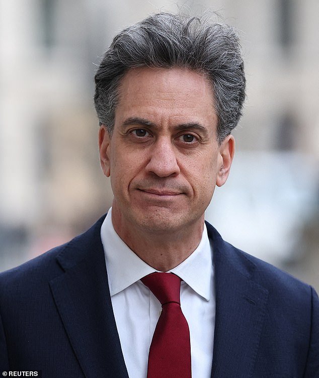 Red Ed se enfrenta a una revuelta secundaria por la prohibición de la extracción de petróleo y gas en el Mar del Norte, mientras un número creciente de parlamentarios laboristas exigen que abandone el programa Net Zero para abordar el costo de vida y reducir las facturas.