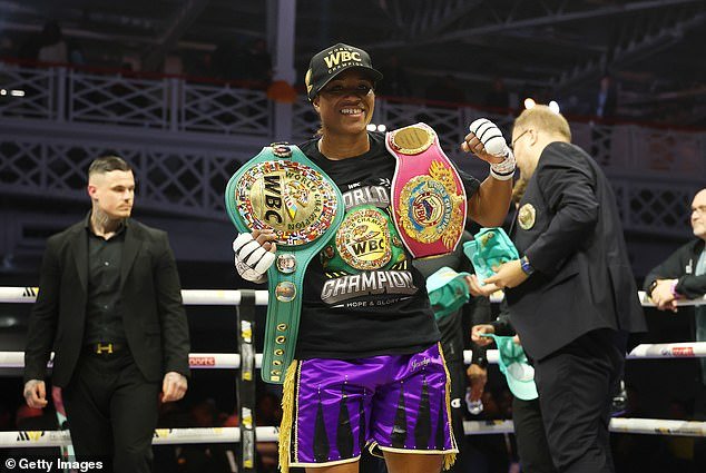 Caroline Dubois se convierte en campeona unificada de peso ligero: la británica domina a Terri Harper en el primer show en el Reino Unido de la promoción MVP de Jake Paul, mientras ella revela sus planes para ganar el estatus de indiscutible