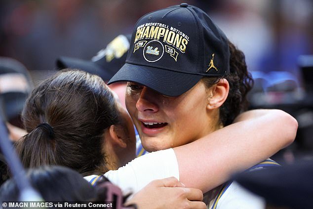 La heroína de March Madness, Lauren Betts, llora mientras habla sobre sus problemas de salud mental antes de la victoria en el campeonato nacional.