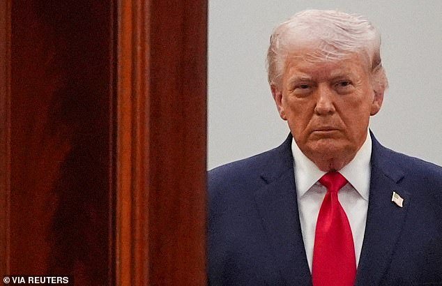 Trump dice que los civiles iraníes quieren que Estados Unidos desate su poder militar mientras amenaza con destruir “todas las plantas de energía” y no dejar ningún puente en pie.