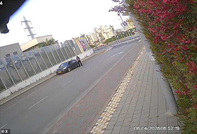 Momento en el que un misil iraní cae a pocos metros de una mujer israelí, que cae al suelo pero milagrosamente logra escapar