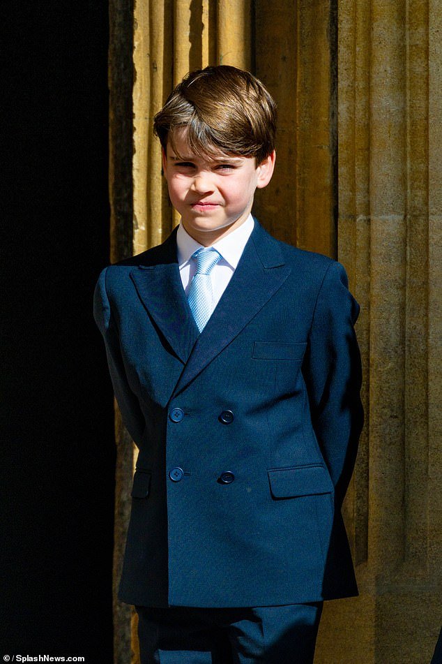 ¡No más príncipe Luis descarado! Royal tuvo un buen desempeño en el servicio de Pascua mientras los fanáticos elogiaban a un niño de siete años “que se portaba bien” y que parecía “tan adulto” con su elegante traje cruzado.