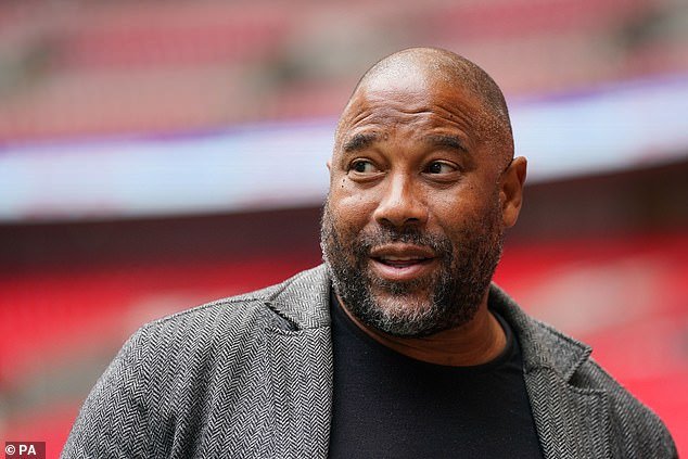 John Barnes cree que es el “momento adecuado” para que Mohamed Salah deje el Liverpool, pero cuando se trata de los grandes de Anfield, “está entre los mejores”.