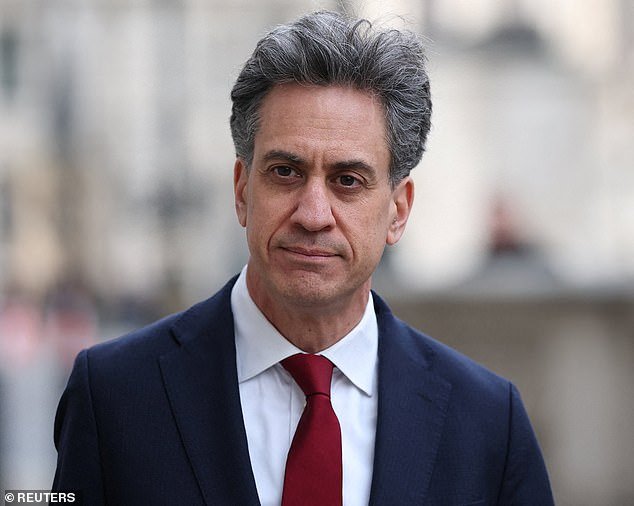 Ed Miliband “clamará traición” si los laboristas dan un giro de 180 grados en relación con el petróleo y el gas del Mar del Norte, mientras el gabinete está dividido sobre nuevas perforaciones.