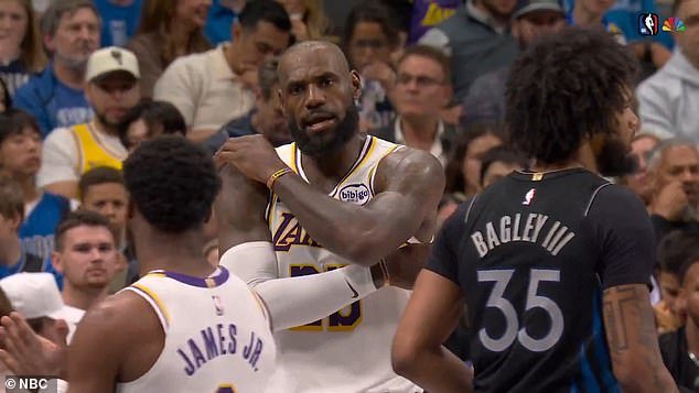 LeBron James regaña a su hijo Bronny a mitad del juego después de un error en la cancha en la derrota de Los Angeles Lakers