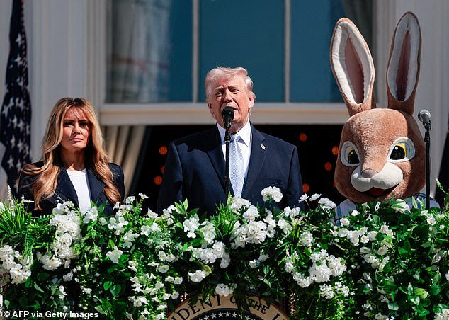 Trump y Melania aparecen junto a un conejito de Pascua gigante mientras los niños se dirigen a comer huevos en la Casa Blanca