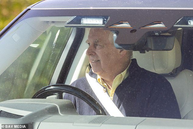 Andrew Mountbatten-Windsor es visto cerca de la granja de Sandringham después de que se reveló que estaba “bloqueando” que Edward y Sophie usaran la propiedad.