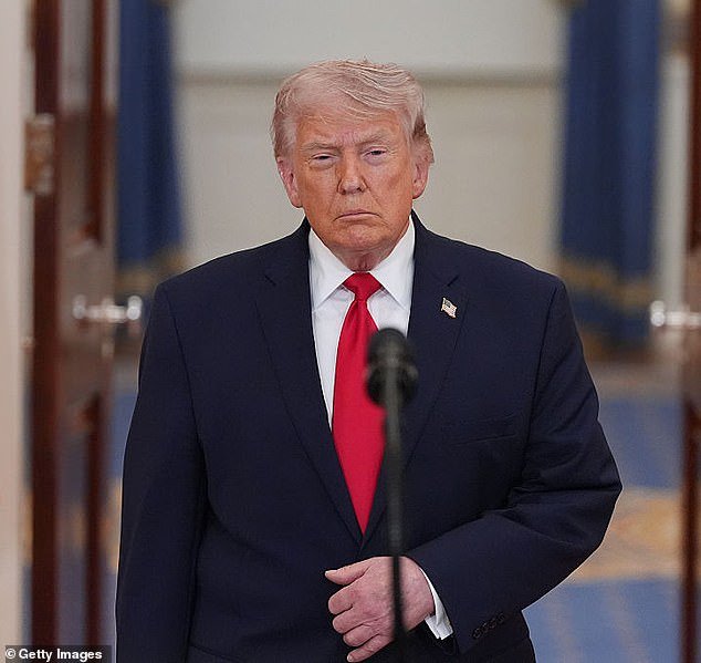 Trump vuelve a atacar la falta de apoyo de Keir Starmer a su guerra en Irán, diciendo “no queremos otro Neville Chamberlain”.