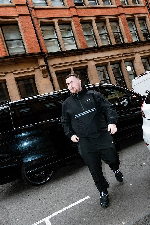 Luke Littler firma un acuerdo de patrocinio de £ 1 millón mientras el campeón mundial de dardos renueva su acuerdo de moda