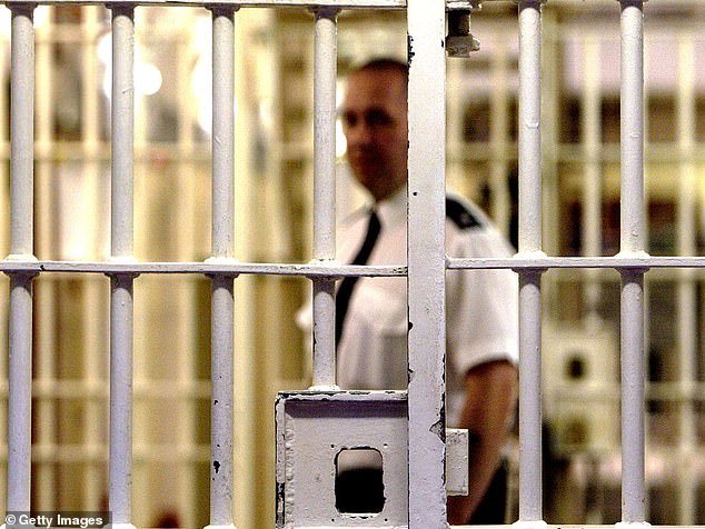 Los vapores tóxicos de las drogas de los reclusos ponen en riesgo nuestra salud… y la epidemia de drogas no hará más que empeorar, advierte el personal penitenciario