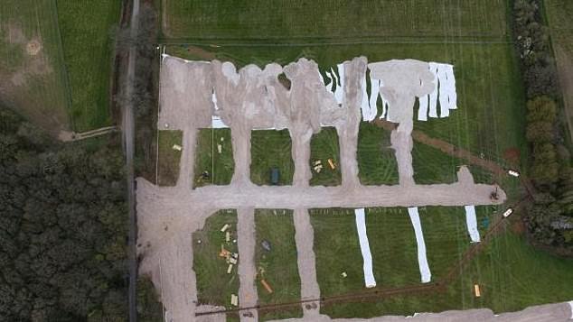 La furia de los aldeanos después de que viajeros con excavadoras y excavadoras destruyeran el campo del cinturón verde en el acaparamiento de tierras durante el feriado de Semana Santa