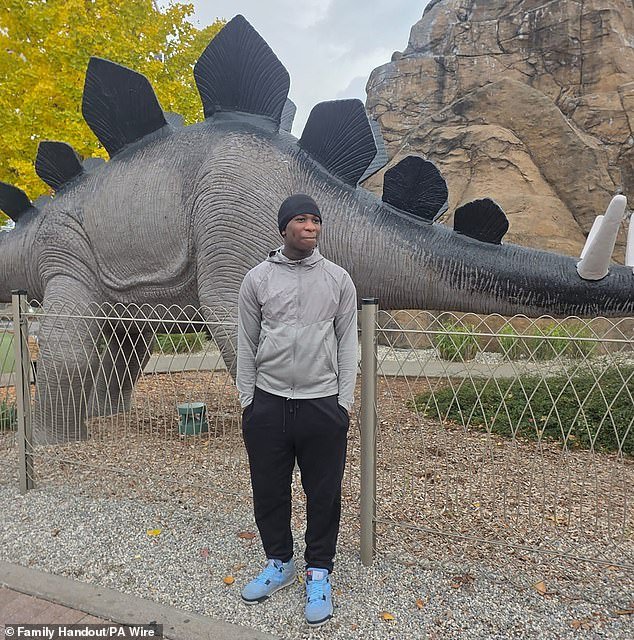 Un colegial de 14 años asesinado a tiros en Londres le dice a su madre “destrozada” que estaba filmando un video de rap con amigos pero que “nunca volvió a casa”