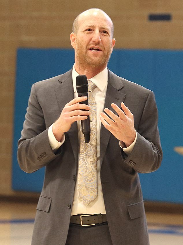 La multitud despierta está convulsionada después de que Seattle nombrara a un nuevo superintendente pragmático de escuelas públicas, y uno de ellos se quejó de que es “irresponsable que un hombre blanco” los critique.