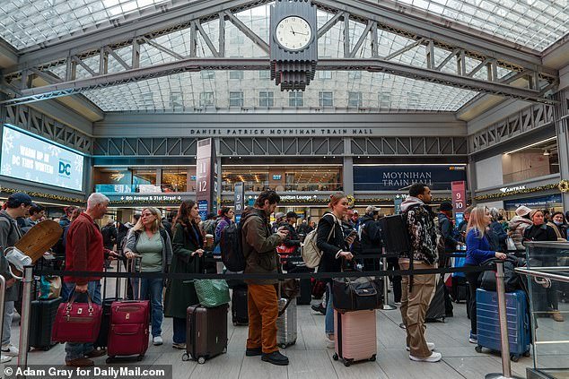 Neoyorquinos indignados por la noticia de los planes de CERRAR la estación de tren más grande de EE. UU. durante los partidos de la Copa del Mundo