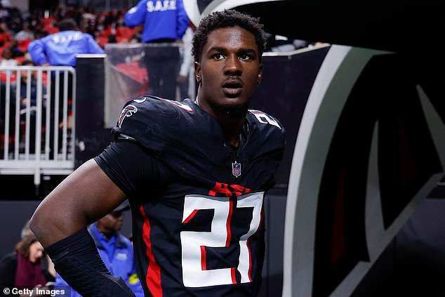 James Pearce Jr ‘no se une a sus compañeros de equipo para el inicio del calendario de prácticas de los Atlanta Falcons’ mientras cargos criminales y acusaciones de agresión penden sobre su cabeza