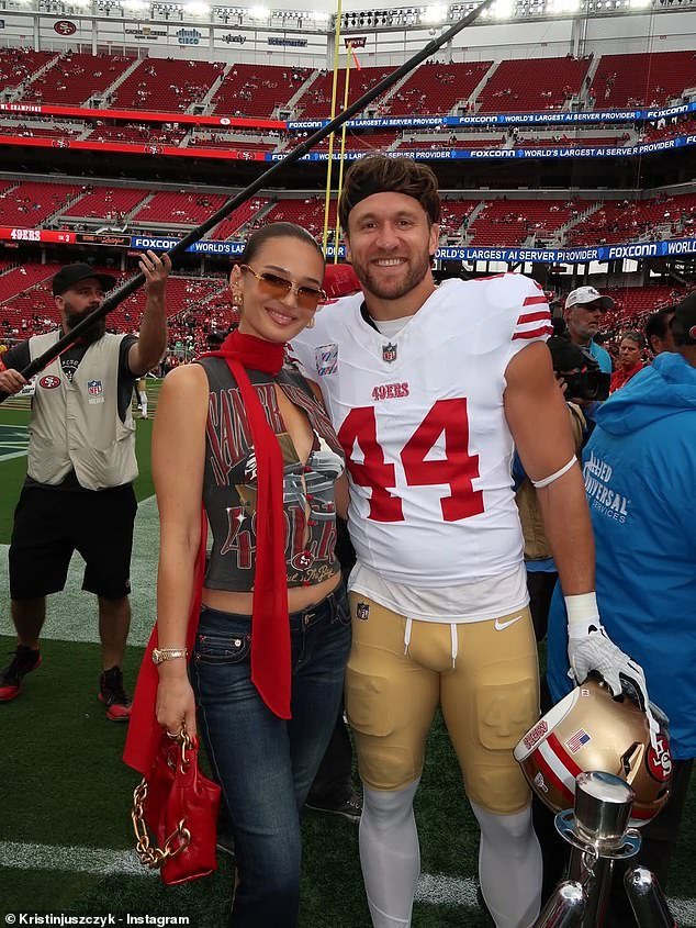 La esposa de la estrella de los 49ers de San Francisco expone sus hábitos ‘extraños’ fuera de temporada… incluido comer bicarbonato de sodio durante las vacaciones