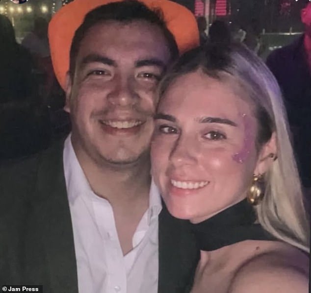 Una pareja muere abrazada después de quedar atrapada en un automóvil durante una tormenta mientras regresaba a casa con sus hijos después de asistir a una boda