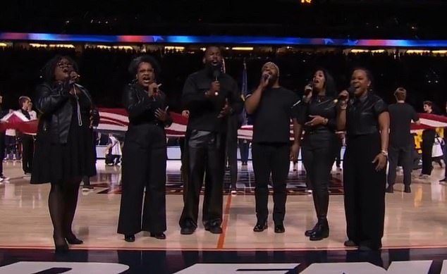Los fanáticos se vuelven locos con el himno nacional épico en el final de March Madness y exigen que la banda actúe en el Super Bowl