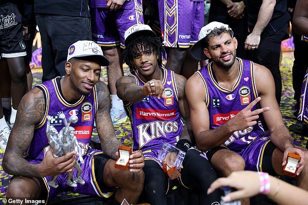 Un aficionado sufre un infarto y los paramédicos deben reanimarlo al final del partido del campeonato de baloncesto.