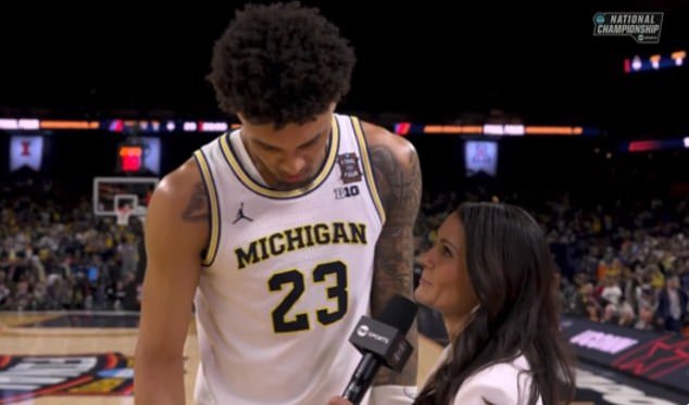 Los fanáticos quedan atónitos cuando Yaxel Lendeborg hace una confesión en el medio tiempo durante una entrevista durante UConn vs Michigan