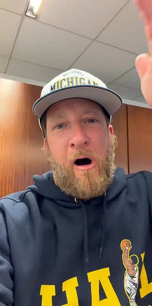 El superfan de Michigan, Dave Portnoy, se vuelve loco mientras celebra la histórica victoria de los Wolverines en el campeonato nacional.