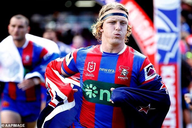 La estrella del fútbol revela que está saliendo con la hija de una de las mayores leyendas de su equipo y hace una confesión vergonzosa sobre su padre.