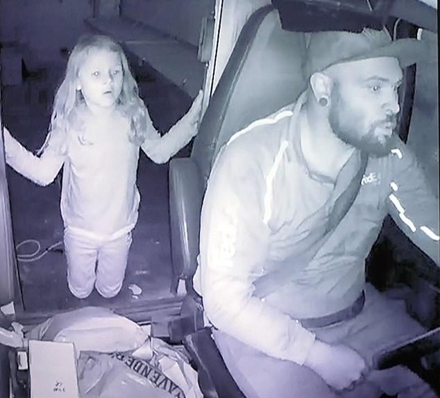 El jurado de Athena Strand solloza mientras ve el vídeo de una niña asustada de 7 años que le hace una pregunta angustiosa al conductor asesino de FedEx, Tanner Horner.