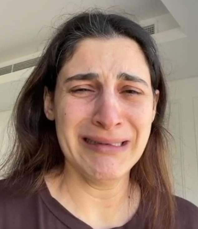 La ex esposa de la familia real de Dubai llora cuando revela que él ganó la batalla por la custodia de sus tres hijas y que el tribunal ordenó a la policía “arrancar” a sus hijas usando “fuerza coercitiva”.