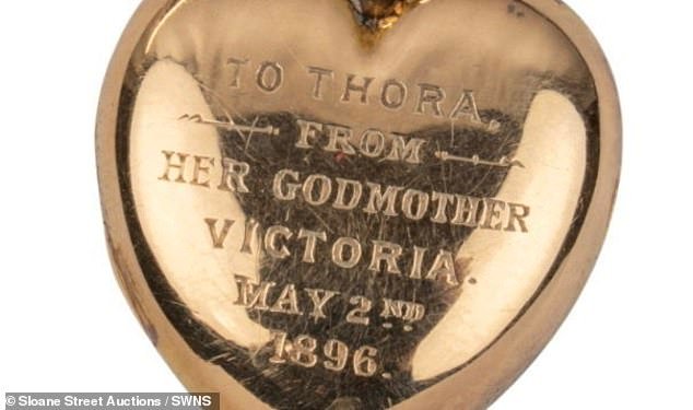 Se espera que el relicario dorado en forma de corazón que la reina Victoria le regaló a su nieta alcance £2,500 en una subasta