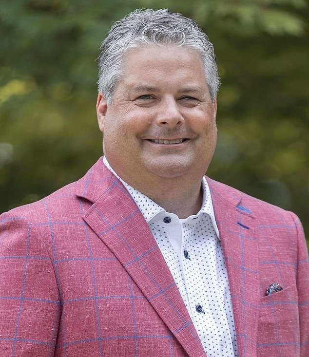 Un video aterrorizado del alcalde de una pequeña ciudad plagada de escándalos que lo muestra pavoneándose sin pantalones saldrá a la luz después de que lo filmaron metiendo a escondidas a una mujer que no era su esposa en el Ayuntamiento.