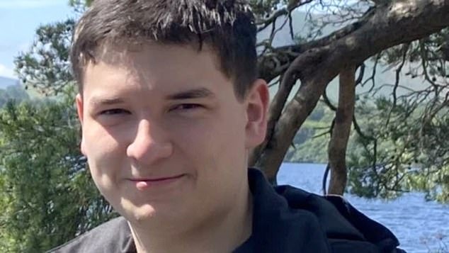 Un estudiante de 19 años se suicidó pocas semanas después de encontrar muerta a su novia en una residencia universitaria, según la investigación