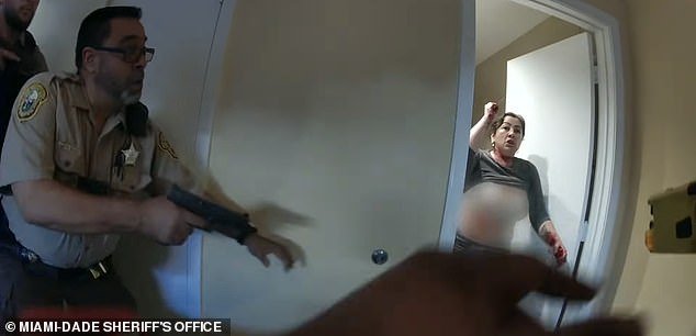 Inquietante cámara corporal muestra los últimos momentos de una mujer de Miami después de atacar al policía con un cuchillo
