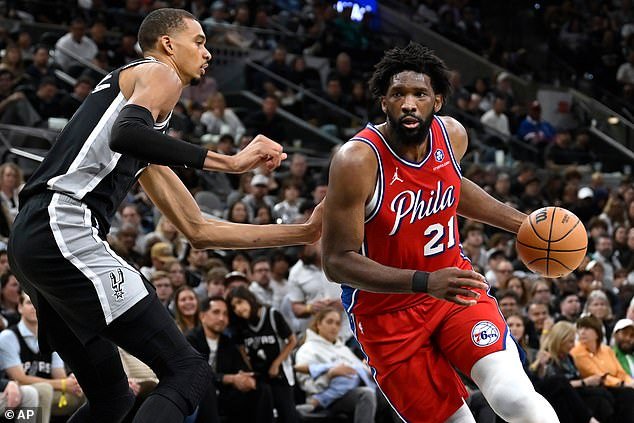 La estrella de los Sixers, Joel Embiid, se somete a una cirugía de emergencia horas antes del partido crucial contra los Rockets.