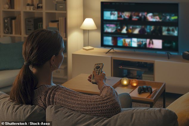 Revelado: Los mayores pecados de los espectadores de televisión del país, desde los zapatos en el sofá hasta los teléfonos a todo volumen