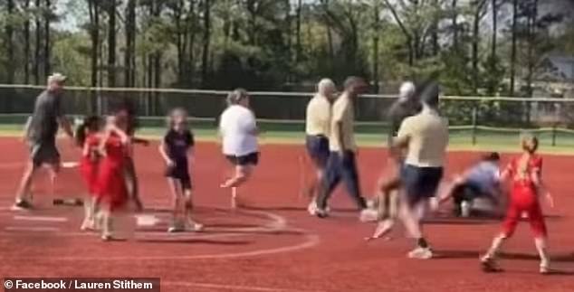 El juego de softbol de ligas menores se convierte en un caos cuando el entrenador arremete contra el equipo contrario en un video viral